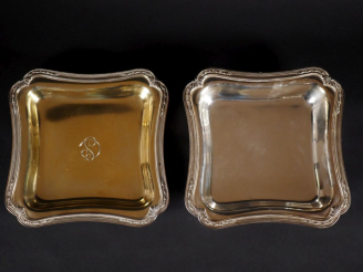 Vente aux enchères Deux jattes carrées en argent chiffré C.S poinçon Minerve  M.O : Carde