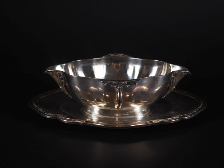 Saucière sur son plateau en argent 925, à décor feuillagé. Poinçon Min