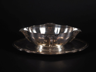 Vente aux enchères Saucière sur son plateau en argent 925, à décor feuillagé. Poinçon Min