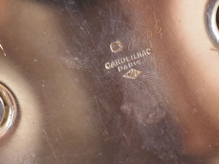 Saucière sur son plateau en argent 925, à décor feuillagé. Poinçon Min