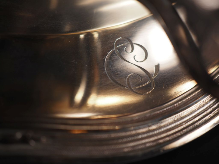 Saucière sur son plateau en argent 925, à décor feuillagé. Poinçon Min