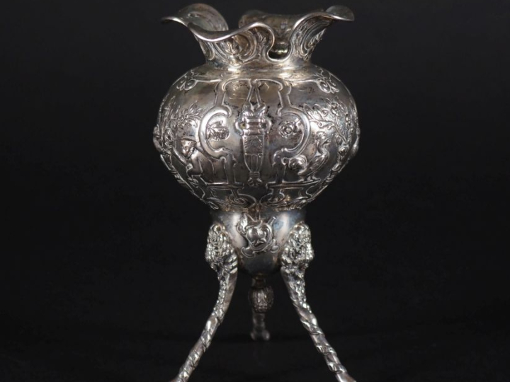 Vase sur pied griffe, décor de singes, sphinges et volatiles et  tête 