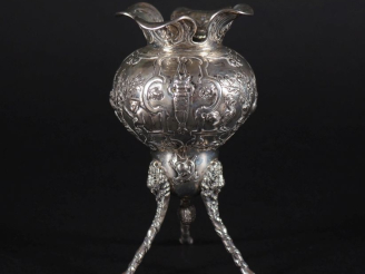 Vente aux enchères Vase sur pied griffe, décor de singes, sphinges et volatiles et  tête 