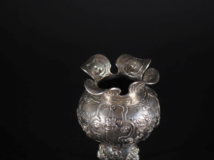 Vase sur pied griffe, décor de singes, sphinges et volatiles et  tête 