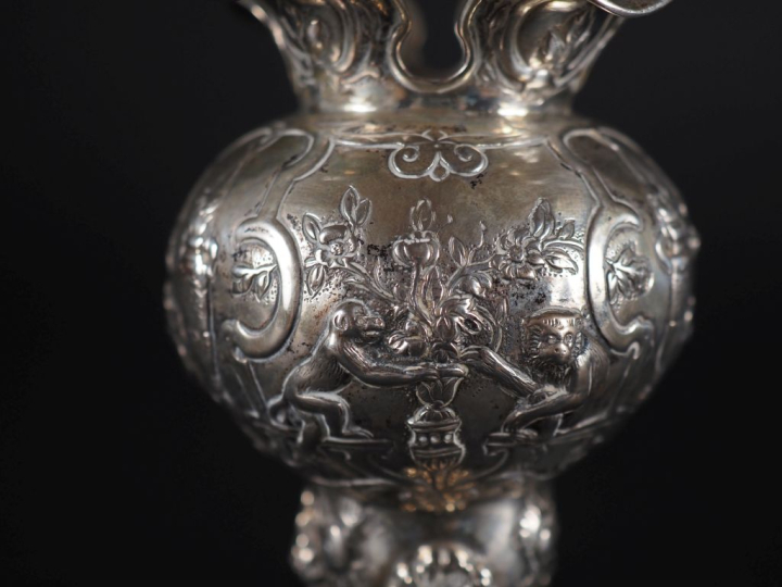 Vase sur pied griffe, décor de singes, sphinges et volatiles et  tête 