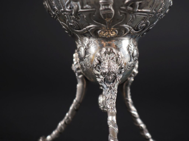 Vase sur pied griffe, décor de singes, sphinges et volatiles et  tête 