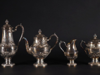 Vente aux enchères Service à thé et café de style Louis XVI, à décor de guirlandes de fle