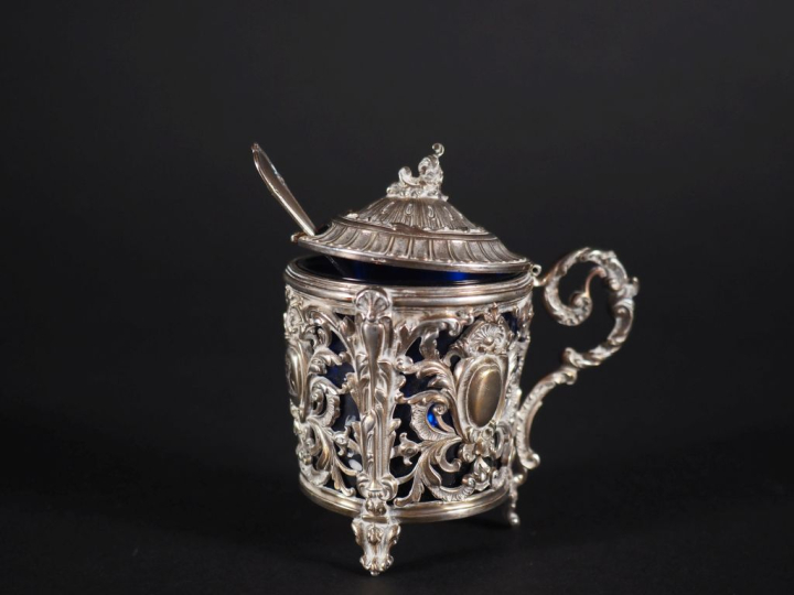 Moutardier de style Rocaille et cuillère de style Louis XVI en  argent