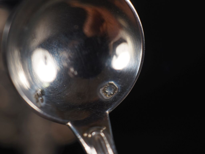 Moutardier de style Rocaille et cuillère de style Louis XVI en  argent