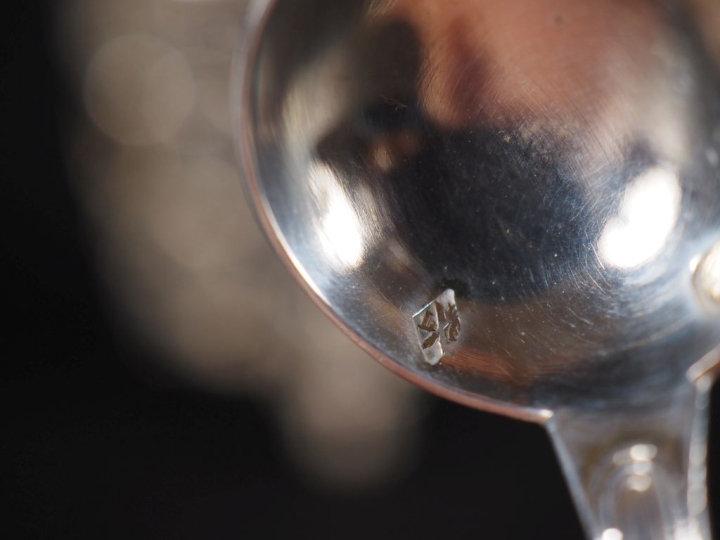 Moutardier de style Rocaille et cuillère de style Louis XVI en  argent