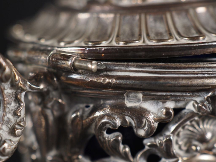 Moutardier de style Rocaille et cuillère de style Louis XVI en  argent