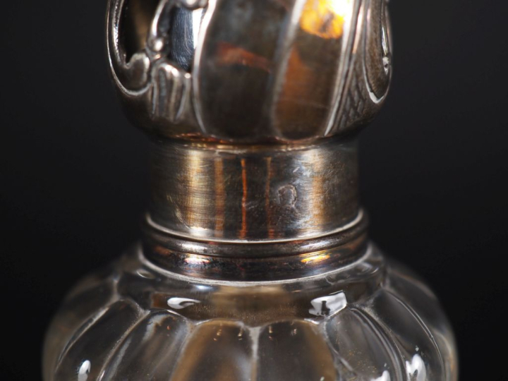 Lampe berger en cristal torsadé, pieds, monture et bouchon en argent d