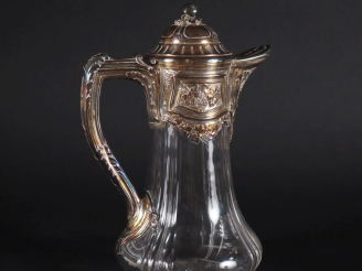 Vente aux enchères Carafe à jus de fruit en cristal taillé, monture, couvercle et anse en