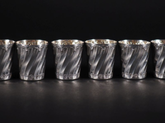 Vente aux enchères Six gobelets à liqueur en argent poinçon Minerve de style Louis XV.  M