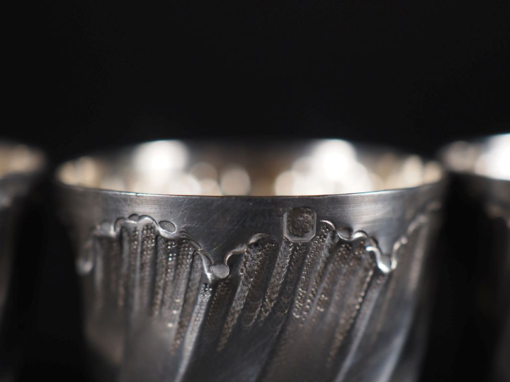 Six gobelets à liqueur en argent poinçon Minerve de style Louis XV.  M