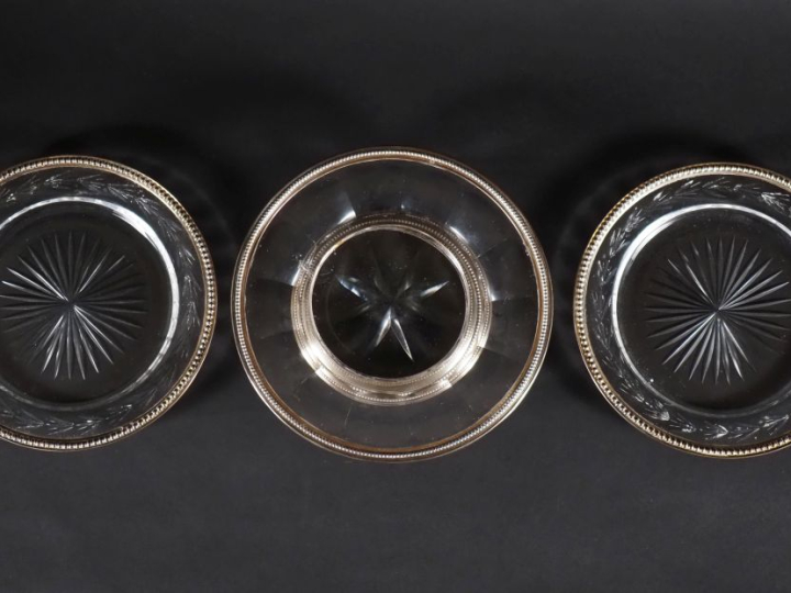 Coupe sur talon en cristal à pans coupés, piédouche et bordure argent 