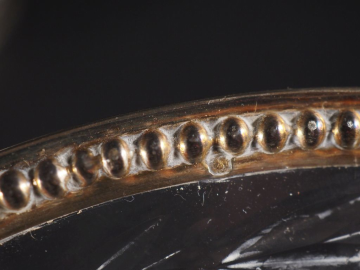 Coupe sur talon en cristal à pans coupés, piédouche et bordure argent 