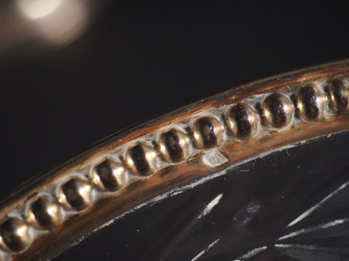 Coupe sur talon en cristal à pans coupés, piédouche et bordure argent 