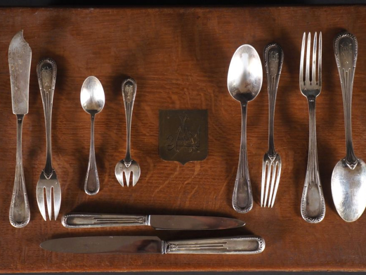 Ménagère en argent 925 de style louis XVI à décor de perles, de cannel