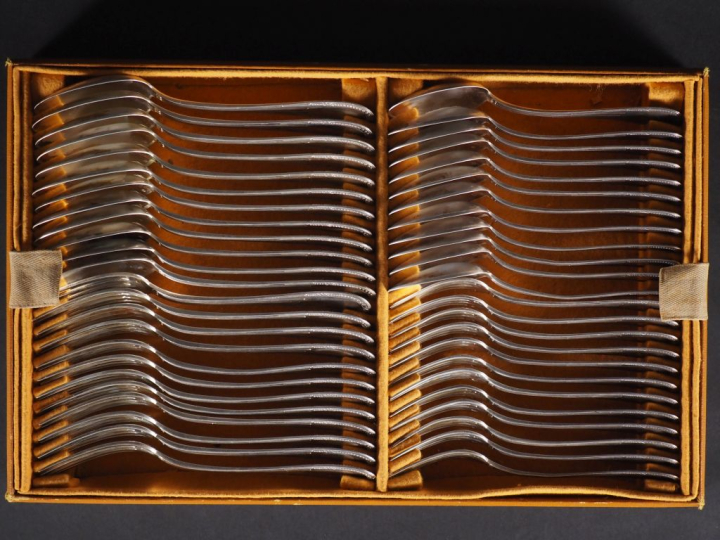 Ménagère en argent 925 de style louis XVI à décor de perles, de cannel