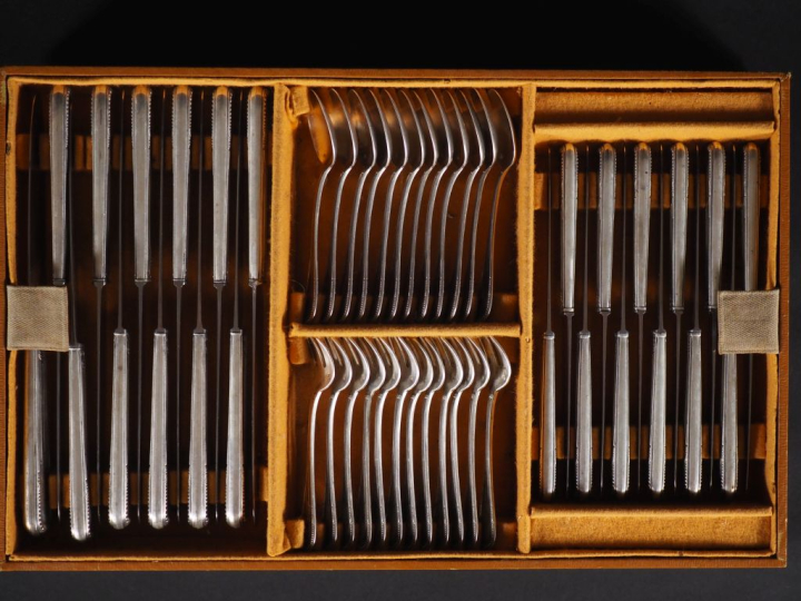 Ménagère en argent 925 de style louis XVI à décor de perles, de cannel