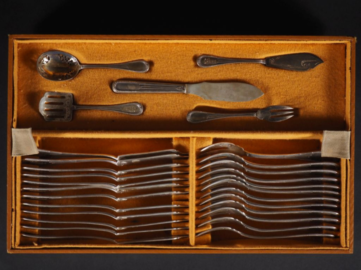 Ménagère en argent 925 de style louis XVI à décor de perles, de cannel