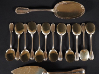 Vente aux enchères Douze cuillères à glace en vermeil, poinçon Minerve.  M.O : E.P vers 1
