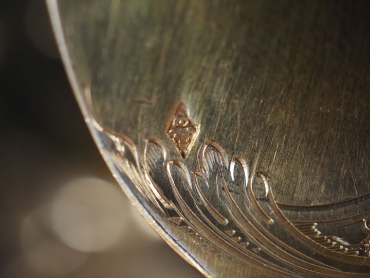 Douze cuillères à glace en vermeil, poinçon Minerve.  M.O : E.P vers 1