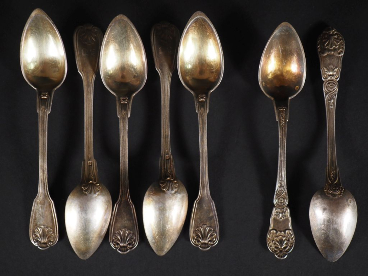 Suite de 5 cuillères en vermeil 925, modèle à coquille, ornée d'initia