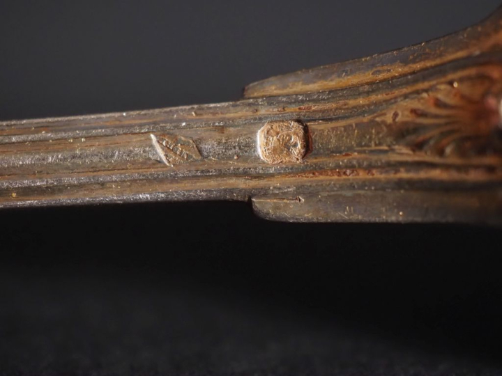 Suite de 5 cuillères en vermeil 925, modèle à coquille, ornée d'initia