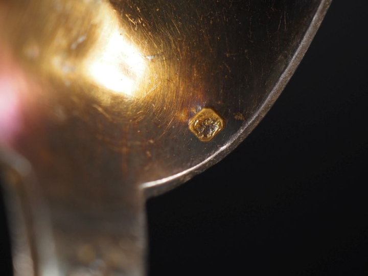 Suite de 5 cuillères en vermeil 925, modèle à coquille, ornée d'initia