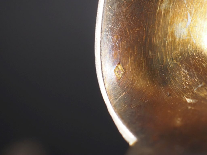 Suite de 5 cuillères en vermeil 925, modèle à coquille, ornée d'initia