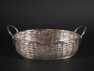 Vente aux enchères Panière en métal argenté tressé forme ovale à deux anses.  L : 31 cm  