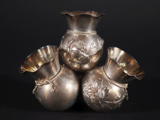 Vente aux enchères Nécessaire de table (piques) composé de quatre petits vases en argent 