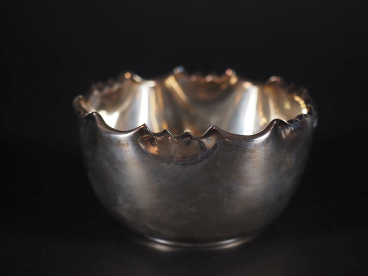 Bol en argent anglais, bordure découpée, Sheffield 1897.  M.O : J.D et