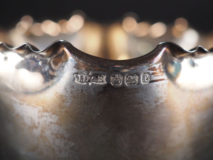 Bol en argent anglais, bordure découpée, Sheffield 1897.  M.O : J.D et