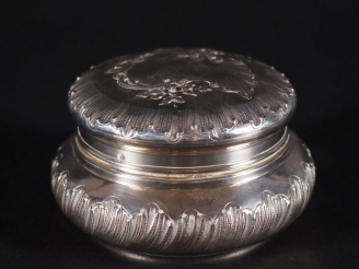 Vente aux enchères Boîte couverte ronde de style Louis XV avec cartouche uni,  argent poi