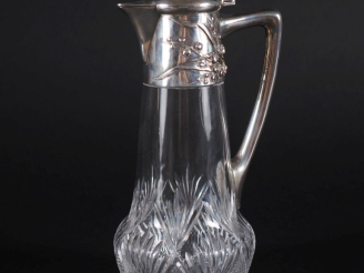 Vente aux enchères Carafe en verre taillé à facettes, à décor de muguet, monture métal 19