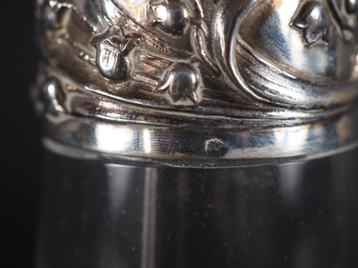 Carafe en verre taillé à facettes, à décor de muguet, monture métal 19