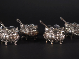 Vente aux enchères Quatre salerons ovales de style Louis XV sur quatre patins avec leur p