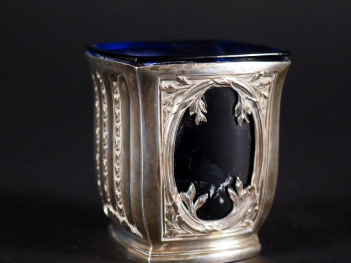 Saleron en argent poinçon Minerve, côtés ajourés, fond plat, verrine  