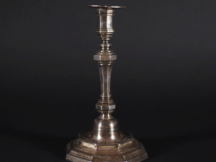 Bougeoir de style Louis XIV en argent, base hexagonale, fût à pans cou