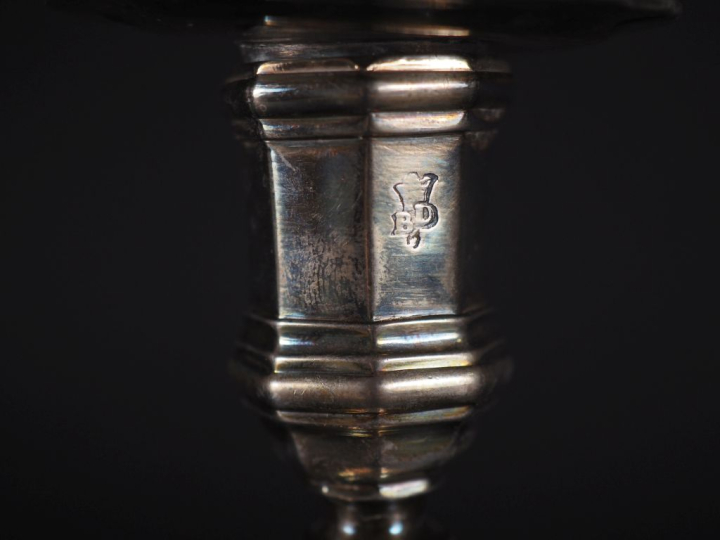 Bougeoir de style Louis XIV en argent, base hexagonale, fût à pans cou