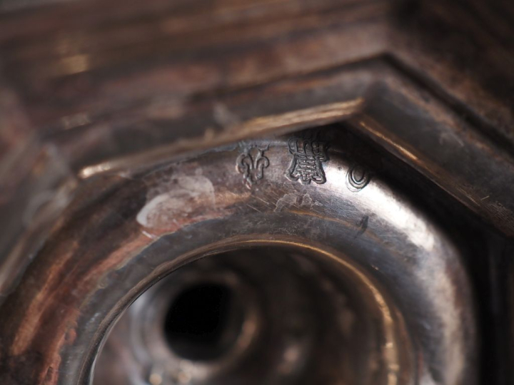 Bougeoir de style Louis XIV en argent, base hexagonale, fût à pans cou