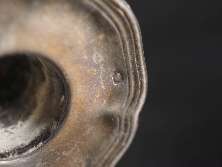 Bougeoir de style Louis XIV en argent, base hexagonale, fût à pans cou