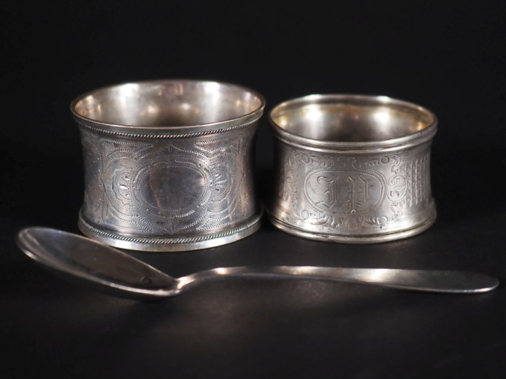 Rond de serviette en argent 925 de style Louis XVI à décor de motifs g