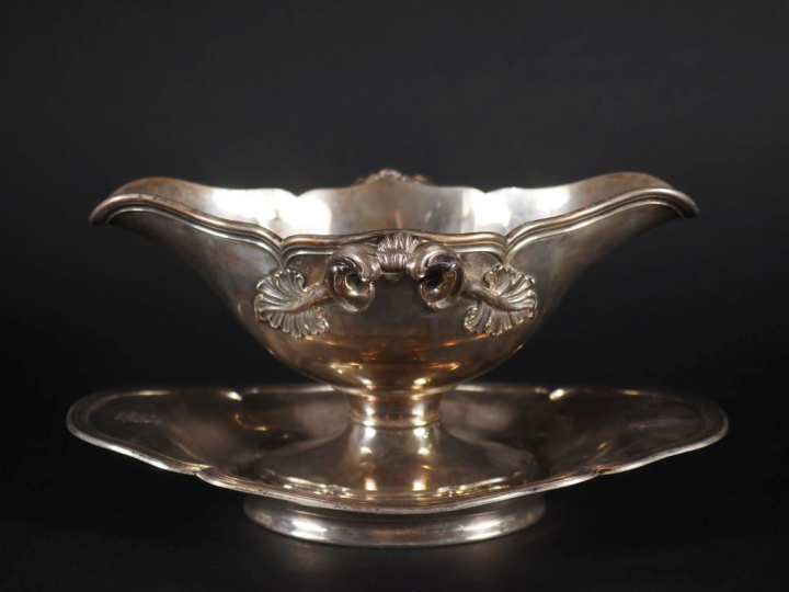 Saucière sur son plateau en argent 925 de style Louis XV à décor feuil