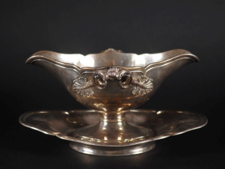 Vente aux enchères Saucière sur son plateau en argent 925 de style Louis XV à décor feuil