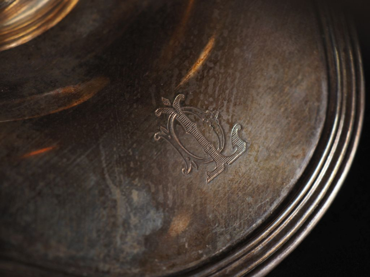 Saucière sur son plateau en argent 925 de style Louis XV à décor feuil