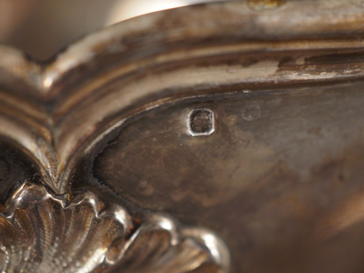 Saucière sur son plateau en argent 925 de style Louis XV à décor feuil